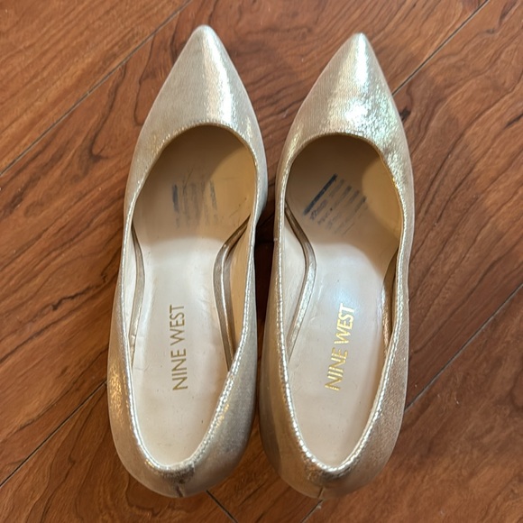 Metallic gold pumps - Picture 4 of 4